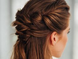 Apa Itu Gaya Rambut Half Updo pada Wanita? Tren Elegan yang Tak Pernah Lekang oleh Waktu